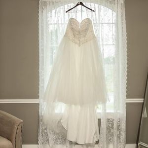 Ball gown wedding dress
